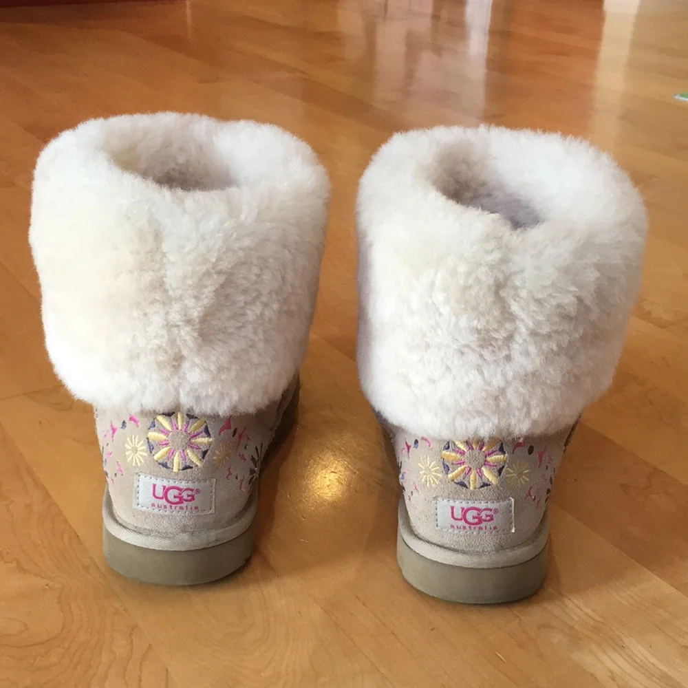 UGG | Floral Embroidered Sheep Shearling Cuff